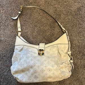 Louis Vuitton white leather shoulder bag, zip and snap closure